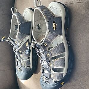 Size 12 men's keen sandals